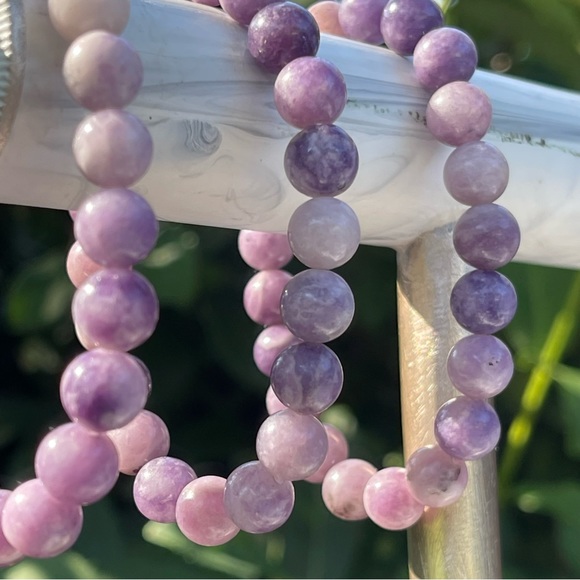 8mm Purple Lepidolite Stretch Bead Bracelet - Picture 3 of 5